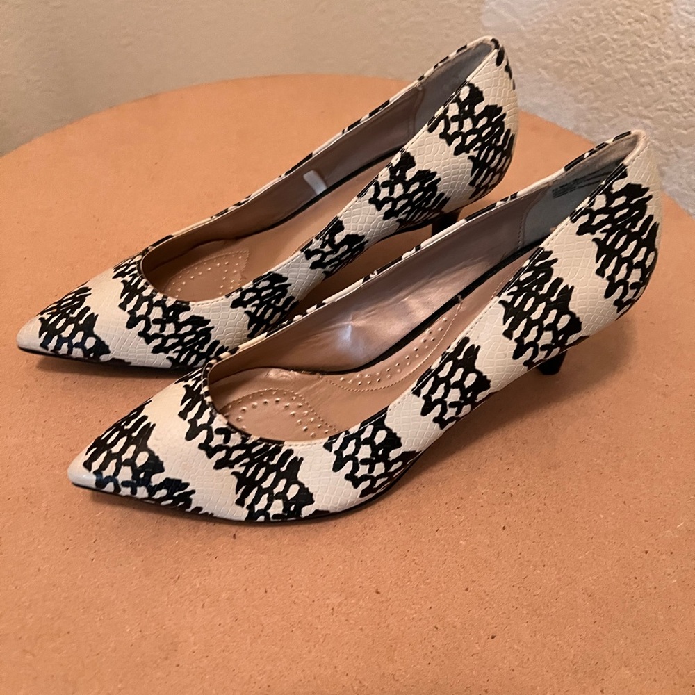 Dexflex Comfort Kitten Heels Snake Print Embossed Pointed Toe Shoes Size 7.5